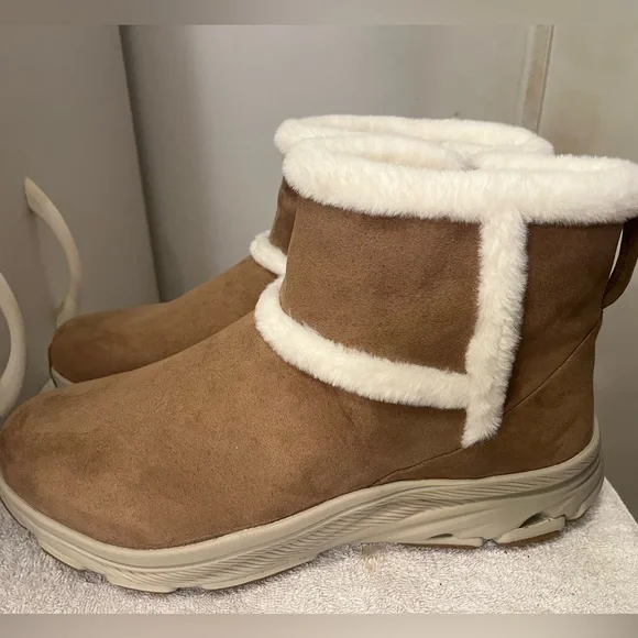 11 Wide Women's Cozy Brown Ankle Boots with White Trim - Picture 1 of 9